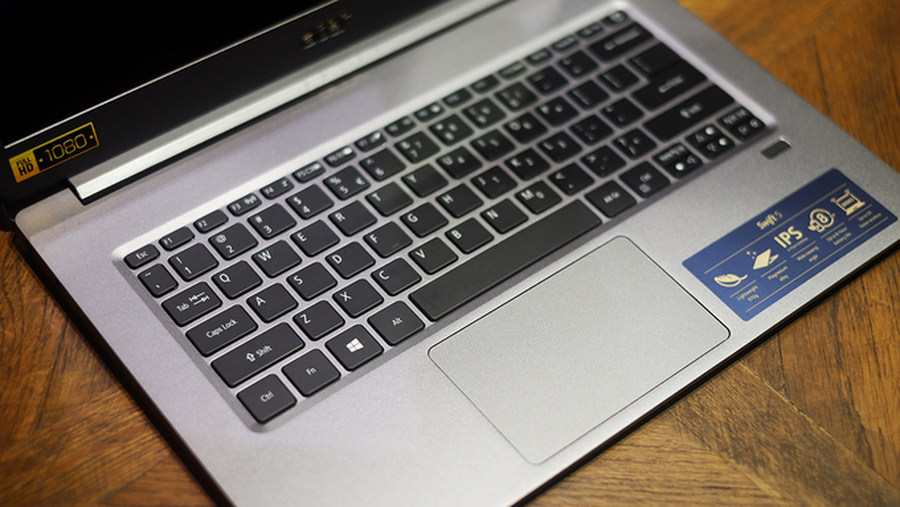 Swift 5重量僅990克,搭載了最新第8代Intel Core i7-8565U 及Core i5-8265U 處理器,反應快速且靈敏,具備長達10小時的電池續航力并采用Windows 10系統。Swift 5 突破性的設計包括由鎂鋰合金打造的上下外殼,設計更纖薄卻更耐用,不易彎折或扭曲;掌托處采用堅固的鎂鋁合金,讓鍵盤和觸控板的使用更加牢靠。纖薄機殼的厚度僅有15.9mm,卻仍具有指紋辨識裝置并支持Windows Hello,讓使用者能更快速也更安全地登錄帳戶。 Swift 5 最高可配備16GB 的DDR4 SDRAM 以及最高1TB 的NVMe PCIe SSD,LED 背光鍵盤讓用戶在晚上也能安心使用,盡情發揮系統效能和強大的電池續航力。Swift 5的Full HD 1920x1080 IPS 觸控屏幕采極窄邊框設計,寬度僅5.87mm,屏占比達到87.6%。 Swift 5同時搭載Acer TrueHarmony以及優化的Dolby Audio音效技術,可透過雙立體聲喇叭帶來高品質音質。Swift 5配備最新的連接口,包含第1代USB 3.1 Type-C(傳輸速度高達5Gbps,支持屏幕輸出和充電)、兩個USB 3.1 Type -A (其中之一可在關機后繼續提供USB 充電功能)和可以連接鼠標或其他配備的HDMI。 正是這樣的設計,讓Swift 5榮獲CES創新獎,這也代表其在同類產品中展現出更獨特卓越的創新設計與工藝。