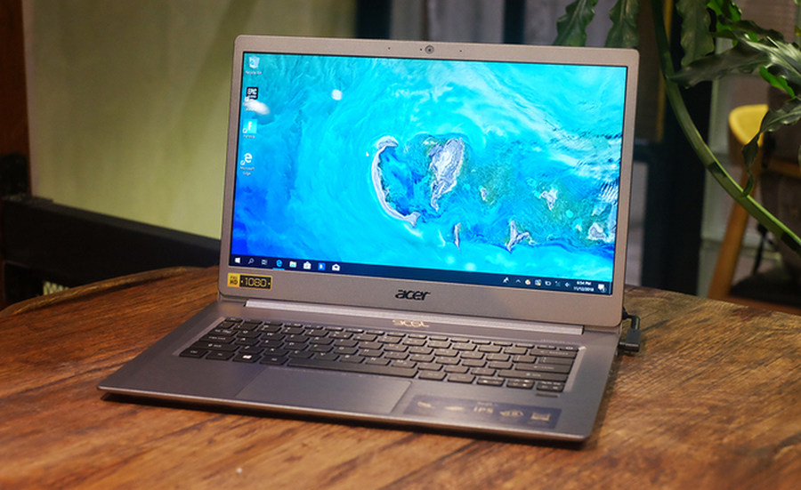 Swift 5重量僅990克,搭載了最新第8代Intel Core i7-8565U 及Core i5-8265U 處理器,反應快速且靈敏,具備長達10小時的電池續航力并采用Windows 10系統。Swift 5 突破性的設計包括由鎂鋰合金打造的上下外殼,設計更纖薄卻更耐用,不易彎折或扭曲;掌托處采用堅固的鎂鋁合金,讓鍵盤和觸控板的使用更加牢靠。纖薄機殼的厚度僅有15.9mm,卻仍具有指紋辨識裝置并支持Windows Hello,讓使用者能更快速也更安全地登錄帳戶。 Swift 5 最高可配備16GB 的DDR4 SDRAM 以及最高1TB 的NVMe PCIe SSD,LED 背光鍵盤讓用戶在晚上也能安心使用,盡情發揮系統效能和強大的電池續航力。Swift 5的Full HD 1920x1080 IPS 觸控屏幕采極窄邊框設計,寬度僅5.87mm,屏占比達到87.6%。 Swift 5同時搭載Acer TrueHarmony以及優化的Dolby Audio音效技術,可透過雙立體聲喇叭帶來高品質音質。Swift 5配備最新的連接口,包含第1代USB 3.1 Type-C(傳輸速度高達5Gbps,支持屏幕輸出和充電)、兩個USB 3.1 Type -A (其中之一可在關機后繼續提供USB 充電功能)和可以連接鼠標或其他配備的HDMI。 正是這樣的設計,讓Swift 5榮獲CES創新獎,這也代表其在同類產品中展現出更獨特卓越的創新設計與工藝。