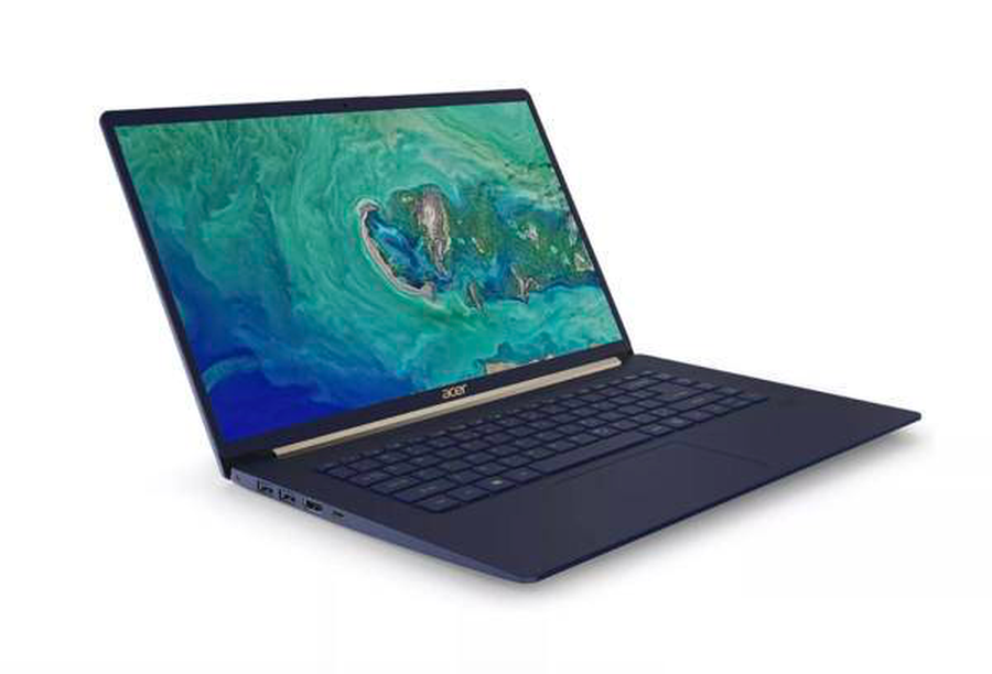 Swift 5重量僅990克,搭載了最新第8代Intel Core i7-8565U 及Core i5-8265U 處理器,反應快速且靈敏,具備長達10小時的電池續航力并采用Windows 10系統。Swift 5 突破性的設計包括由鎂鋰合金打造的上下外殼,設計更纖薄卻更耐用,不易彎折或扭曲;掌托處采用堅固的鎂鋁合金,讓鍵盤和觸控板的使用更加牢靠。纖薄機殼的厚度僅有15.9mm,卻仍具有指紋辨識裝置并支持Windows Hello,讓使用者能更快速也更安全地登錄帳戶。 Swift 5 最高可配備16GB 的DDR4 SDRAM 以及最高1TB 的NVMe PCIe SSD,LED 背光鍵盤讓用戶在晚上也能安心使用,盡情發揮系統效能和強大的電池續航力。Swift 5的Full HD 1920x1080 IPS 觸控屏幕采極窄邊框設計,寬度僅5.87mm,屏占比達到87.6%。 Swift 5同時搭載Acer TrueHarmony以及優化的Dolby Audio音效技術,可透過雙立體聲喇叭帶來高品質音質。Swift 5配備最新的連接口,包含第1代USB 3.1 Type-C(傳輸速度高達5Gbps,支持屏幕輸出和充電)、兩個USB 3.1 Type -A (其中之一可在關機后繼續提供USB 充電功能)和可以連接鼠標或其他配備的HDMI。 正是這樣的設計,讓Swift 5榮獲CES創新獎,這也代表其在同類產品中展現出更獨特卓越的創新設計與工藝。
