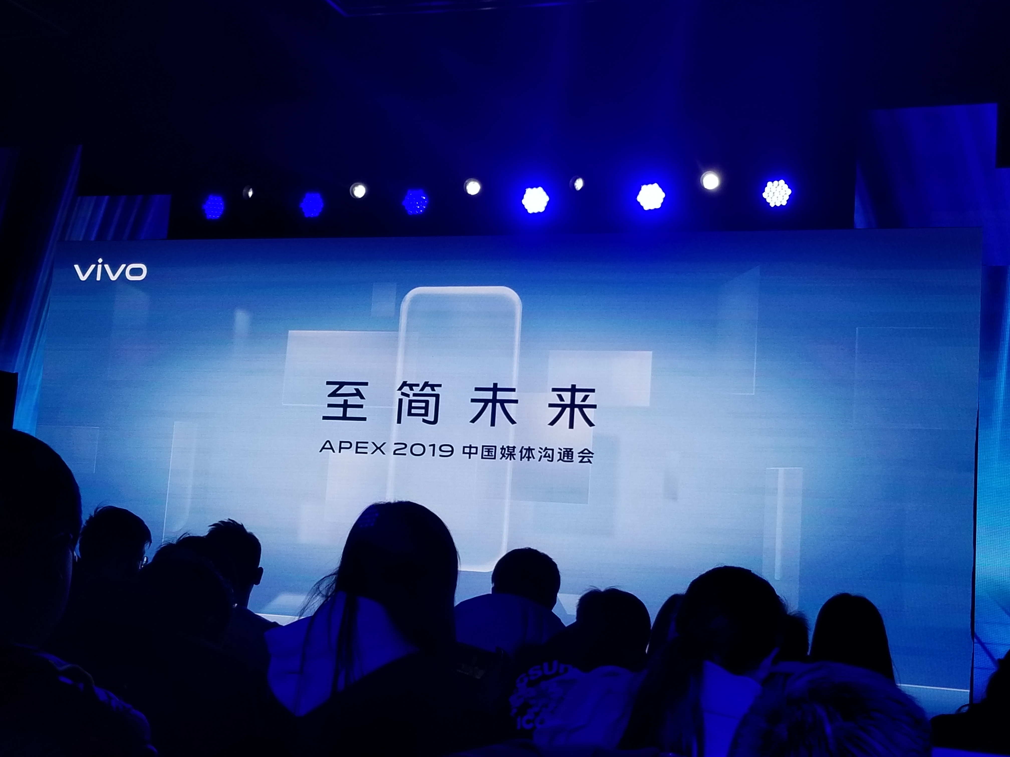 vivo APEX 2019发布：展望未来手机形态 具备5G功能