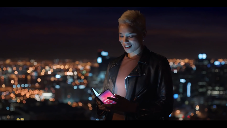 三星S10预热视频泄露 折叠屏AR应用将成亮点