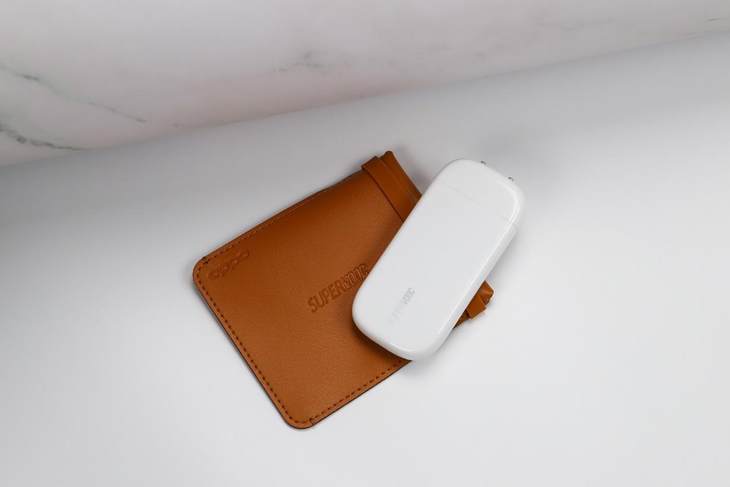 小巧轻薄，协议兼容全面 50W超闪饼干充电器出差更轻松