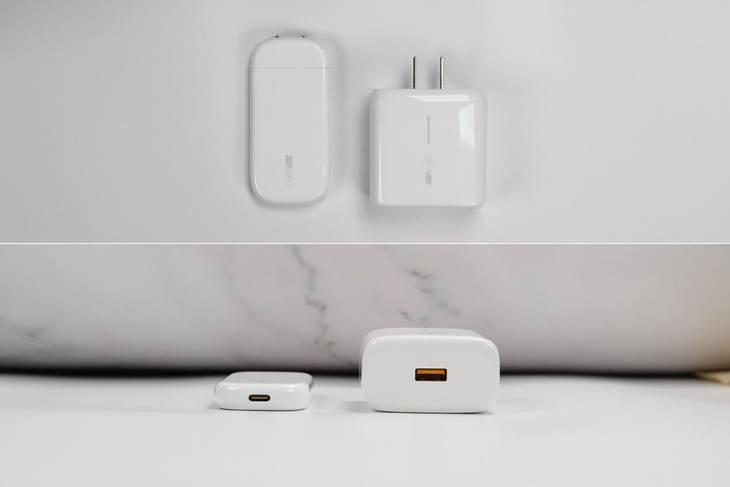 小巧轻薄，协议兼容全面 50W超闪饼干充电器出差更轻松