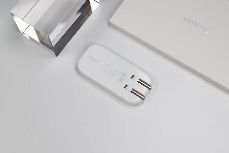 小巧轻薄，协议兼容全面 50W超闪饼干充电器出差更轻松