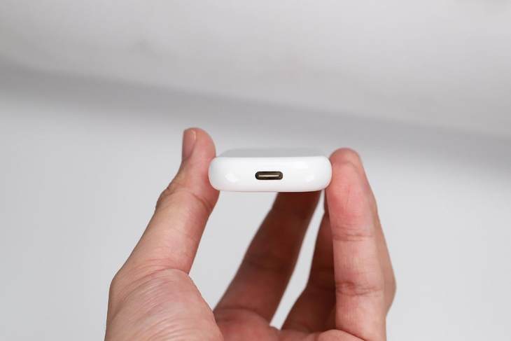 小巧轻薄，协议兼容全面 50W超闪饼干充电器出差更轻松