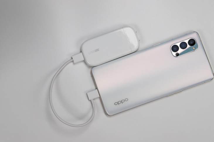 小巧轻薄，协议兼容全面 50W超闪饼干充电器出差更轻松