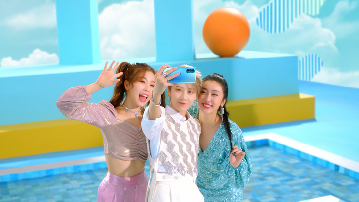《超闪的夏天》MV上线 Reno4超闪少女电力满满