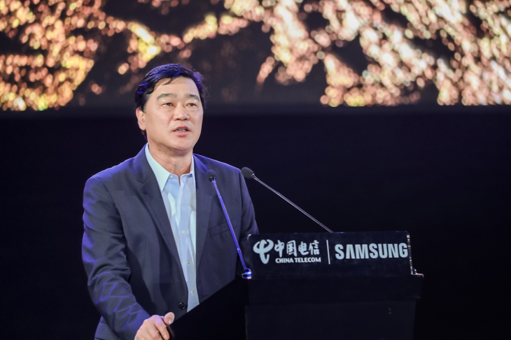 淬匠心技艺 谱折叠华章 心系天下三星W22 5G耀世发布