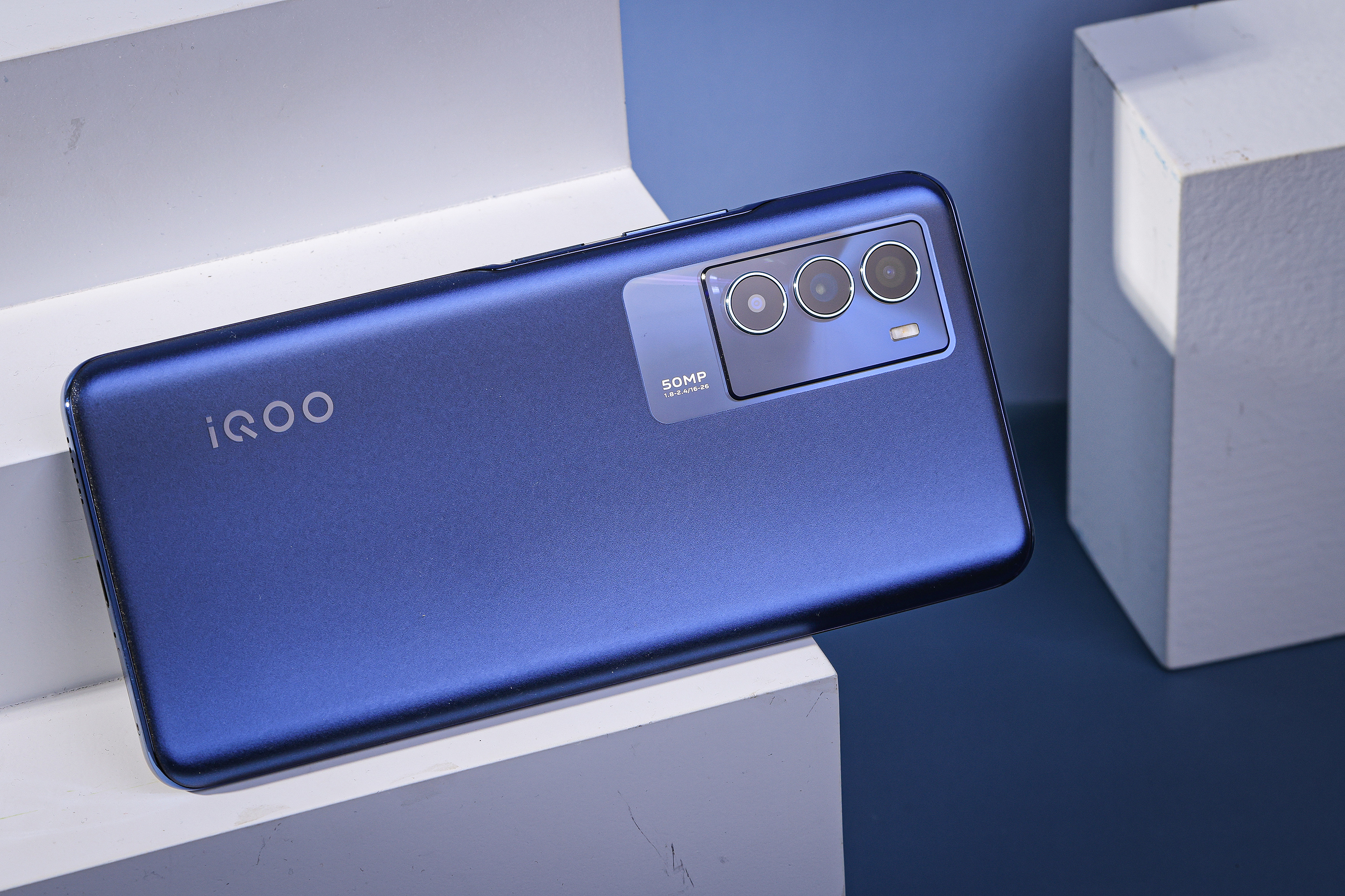 骁龙870配144Hz竞速屏 iQOO Neo5 SE手机评测
