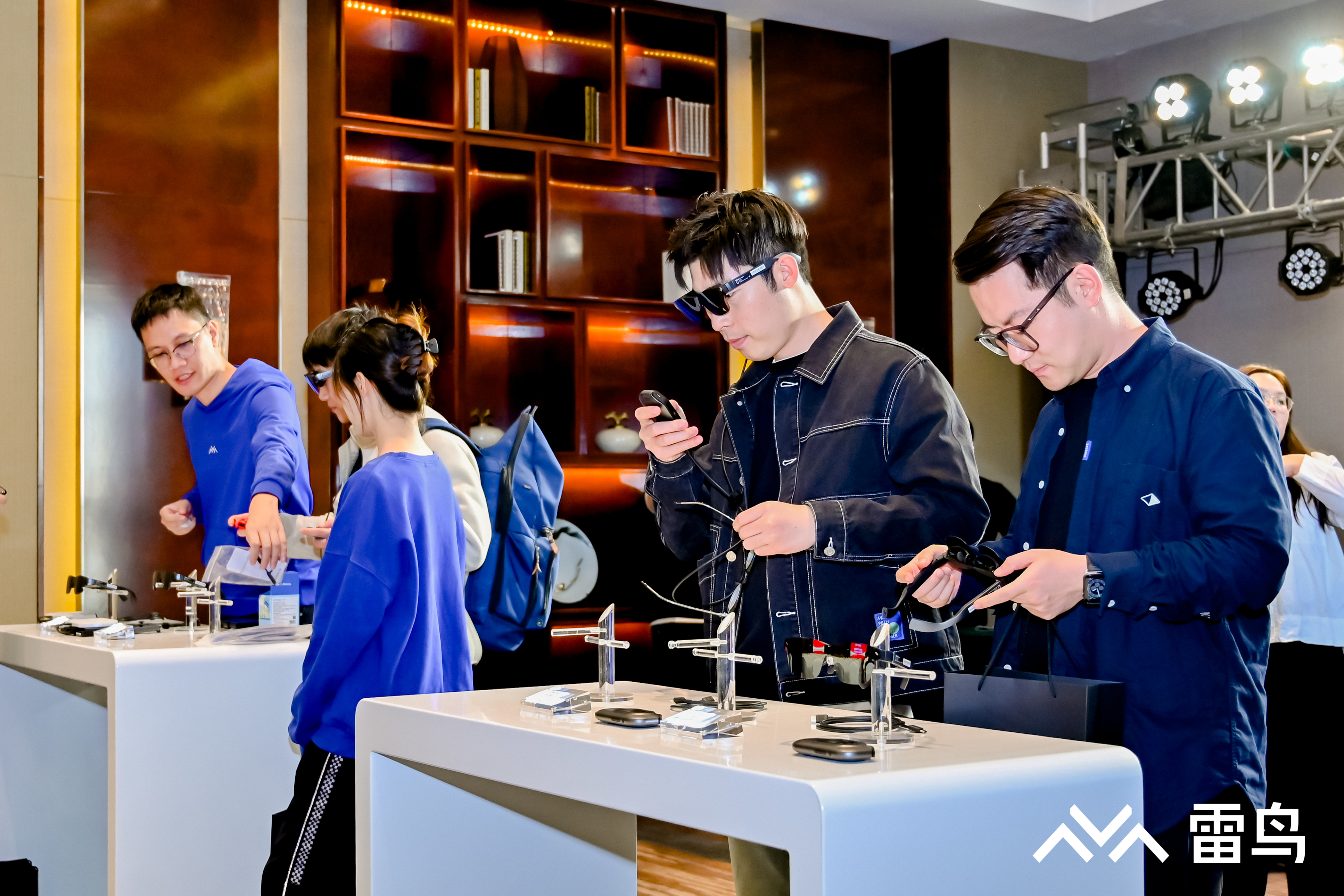 雷鸟与京东签署50万台销量目标，共同推动消费级AR眼镜市场发展