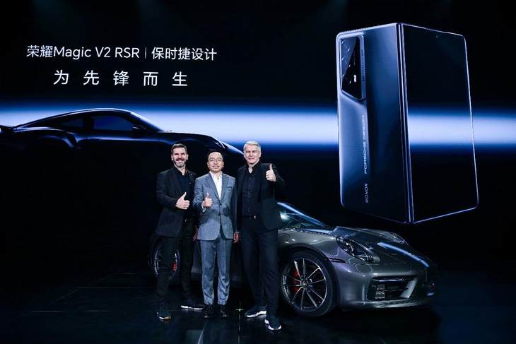 九游娱乐平台：荣耀发布全球首款保时捷设计折叠屏手机：荣耀MagicV2RSR保时捷设计(图2)