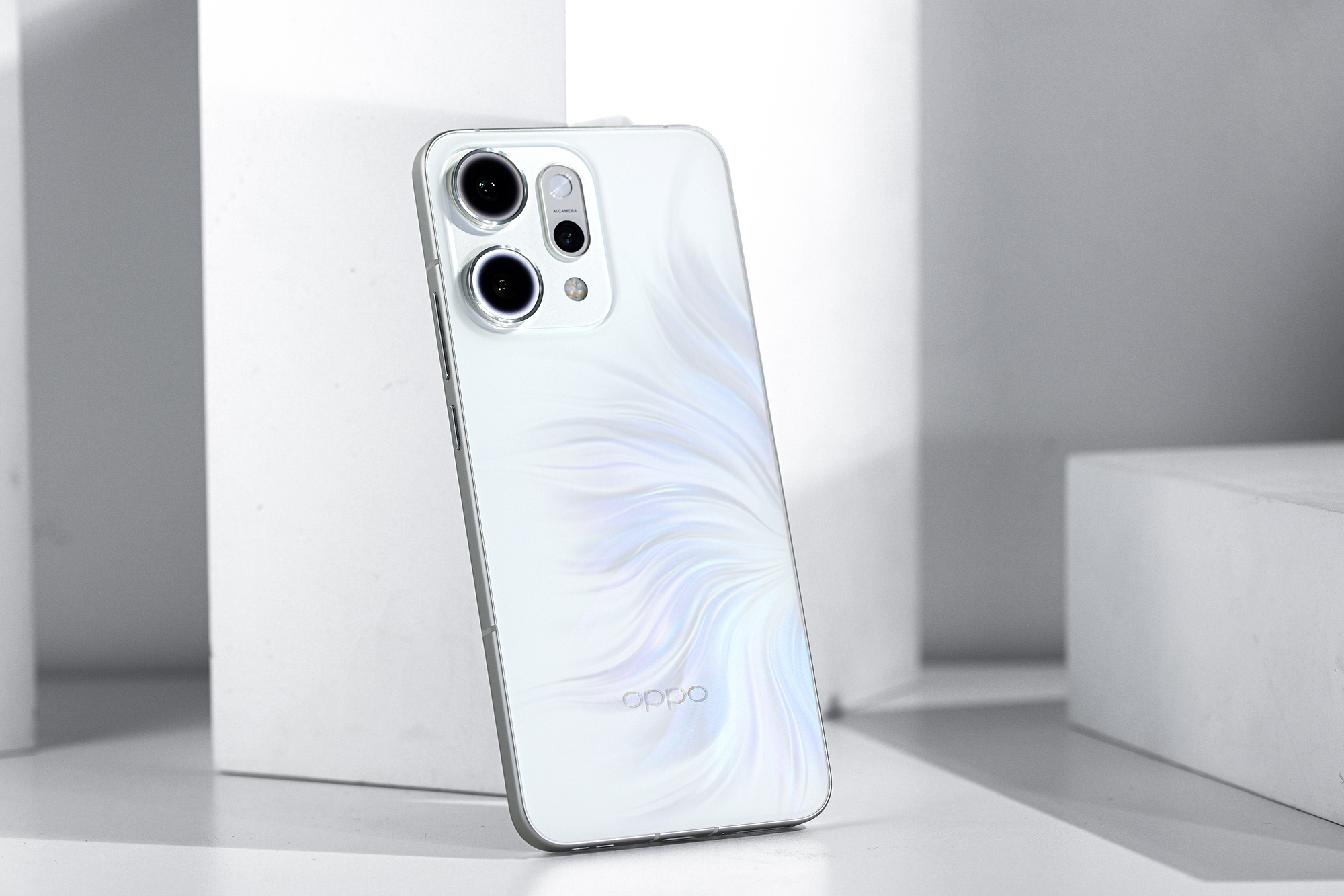 OPPO Reno14 Pro：颜控必选！「人鱼姬」配色演绎光影魔法