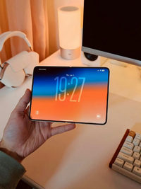 苹果首款折叠屏iPhone Fold“真机”上手