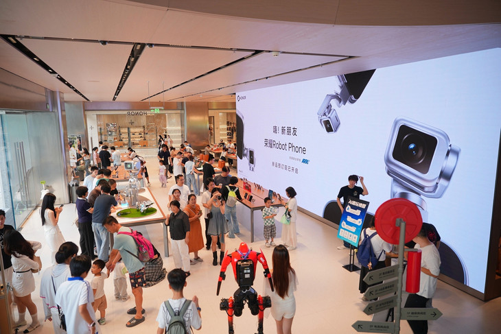 荣耀阿尔法全球旗舰店焕新启幕 打造沉浸式AI科技乐园