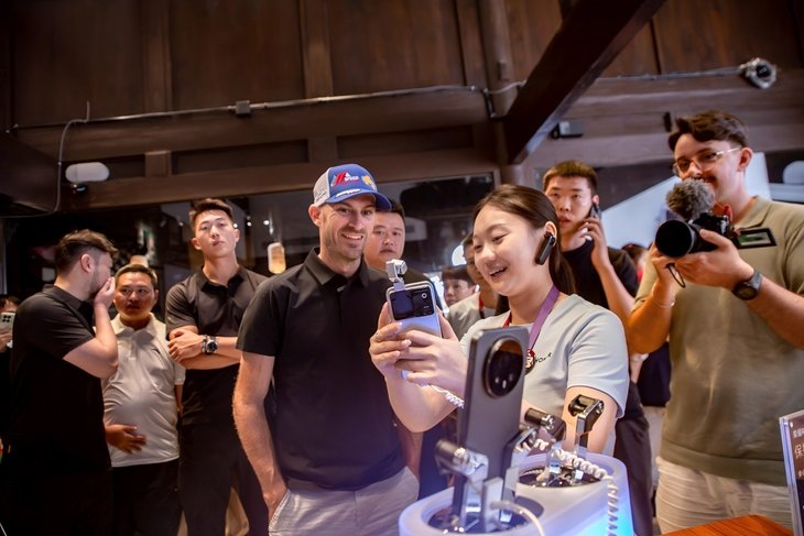 从赛道极限到AI探索，张雪机车车手德比斯体验荣耀Robot Phone