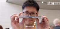 首批上手反馈令人失望？iPhone Duo接连翻车，轻掰机身外屏出现闪屏