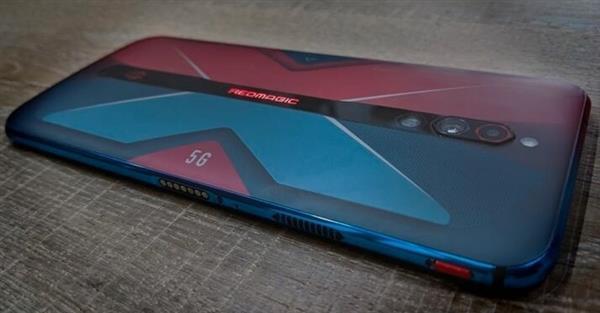 红魔5G手机十足电竞范，多种颜色渐变，信仰灯效爆棚