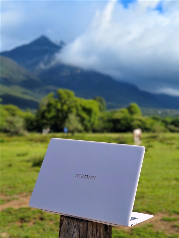 我带着1080克的三代酷睿Ultra轻薄本进山两天 但是没带充电器