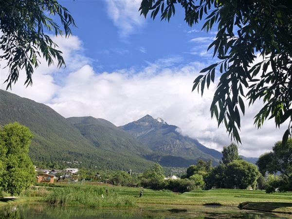 我带着1080克的三代酷睿Ultra轻薄本进山两天 但是没带充电器
