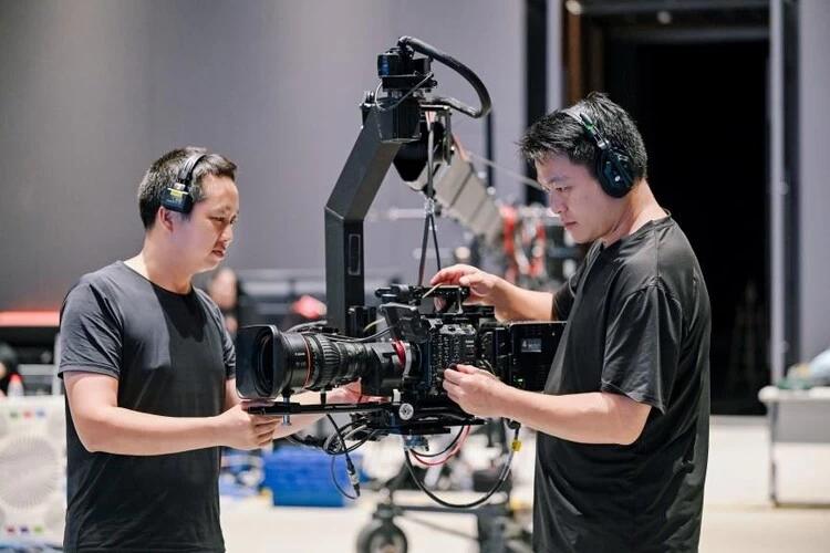赖敏（右）与团队成员现场调试摇臂上的EOS C400电影机