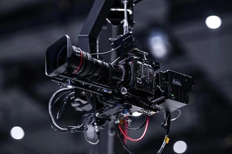 EOS C400搭配讯道化方案，在摇臂上可实现流畅的远程控制
