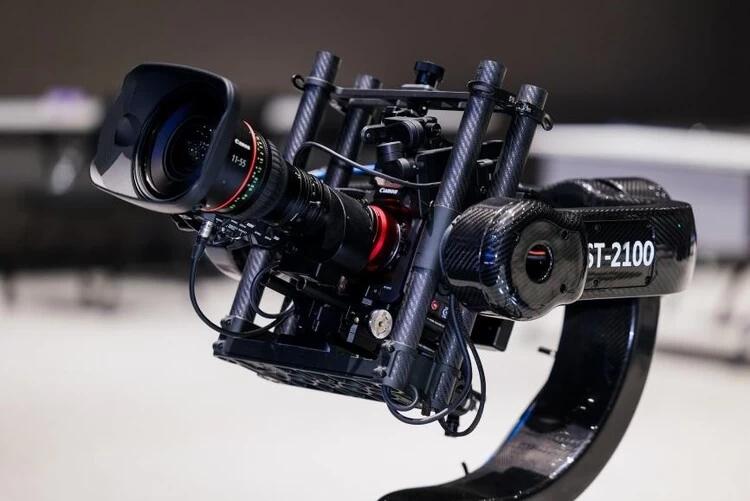 EOS C400搭配佳能CN5×11 IAS T镜头在轨道等特种设备上作业