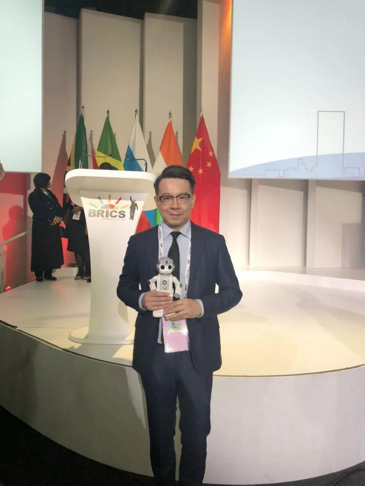 国务院副总理刘鹤出席2018世界机器人大会开