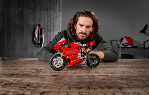 为赛道而生！乐高®机械组杜卡迪PANIGALE V4 R产品套装即将上市
