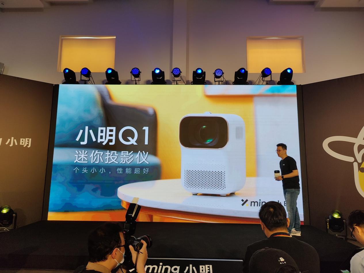高颜值的千元投影机皇,小明投影仪q1引领z世代观影潮流