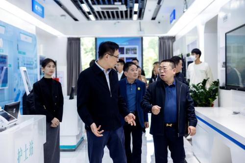 热烈欢迎中国教育装备行业协会副会长夏国明一行莅临itc保伦股份参观交流(图2)