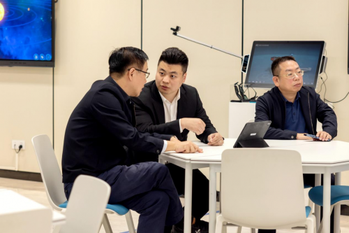 热烈欢迎中国教育装备行业协会副会长夏国明一行莅临itc保伦股份参观交流(图3)
