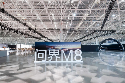 爆款预警！问界M8交付现场惊呆同行，百组家庭获得爱车