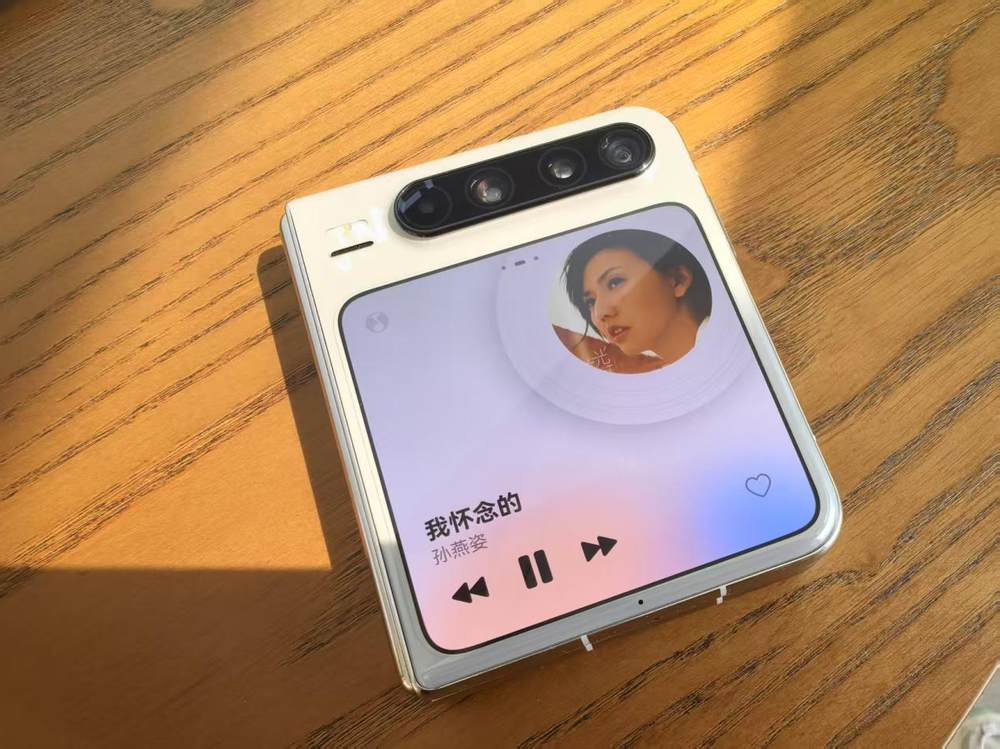 桌子上有個(gè)手機(jī)

描述已自動(dòng)生成