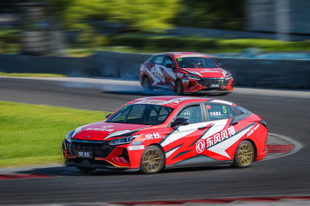 “滬”衛(wèi)賽道王榮耀！18位車手?jǐn)y“四冠王”奕炫“天馬”狂飆