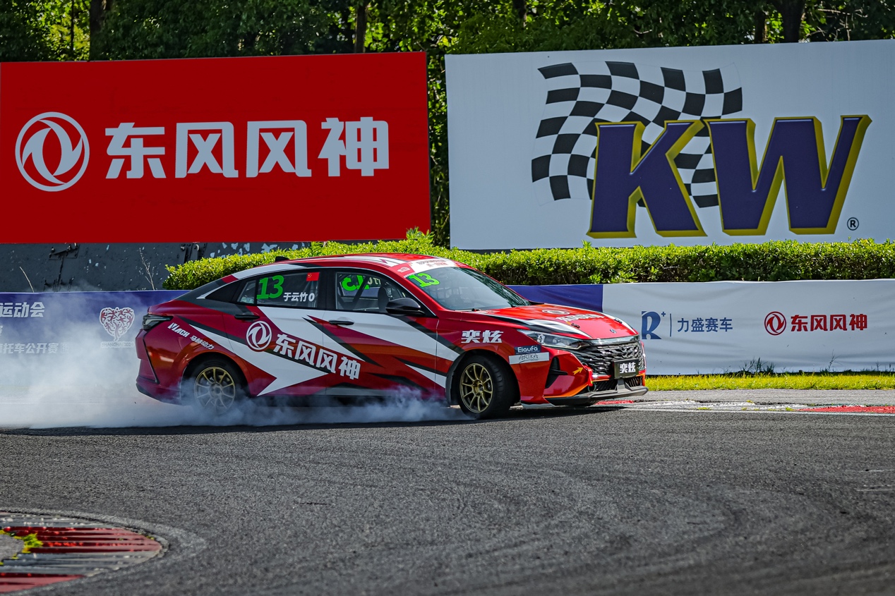 “滬”衛(wèi)賽道王榮耀！18位車手?jǐn)y“四冠王”奕炫“天馬”狂飆