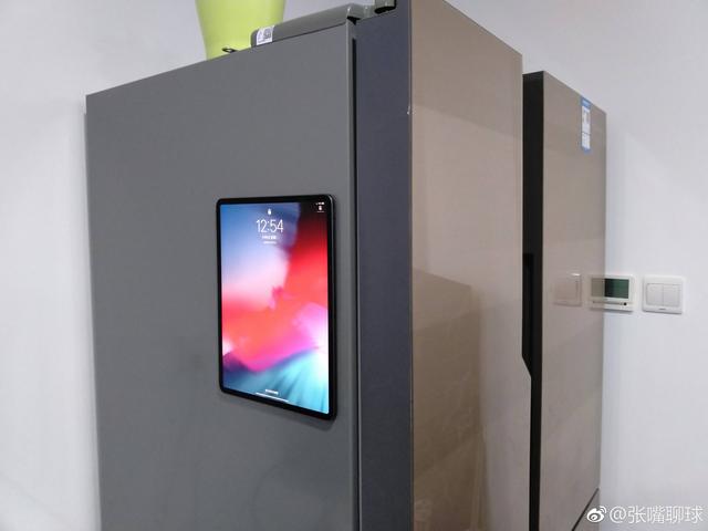 内容引起强烈不适!外国网友对新iPad Pro进行暴力测试:一掰就弯