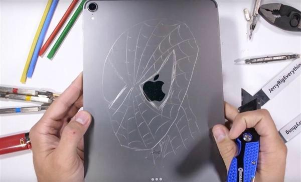内容引起强烈不适!外国网友对新iPad Pro进行暴力测试:一掰就弯