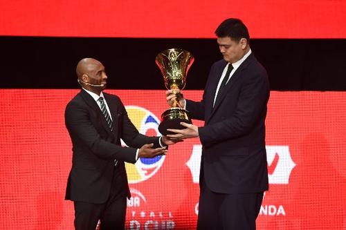 图:fiba全球大使科比与中国篮协主席姚明递交奖杯
