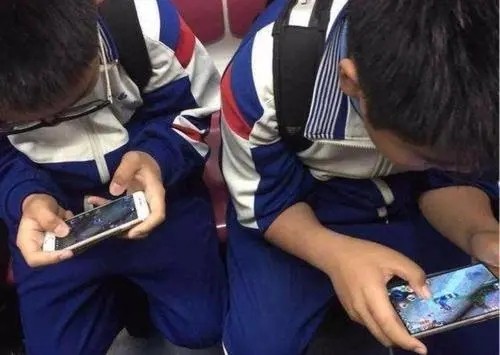 好学生也难逃沉迷手机的问题家长除了没收还能怎么做