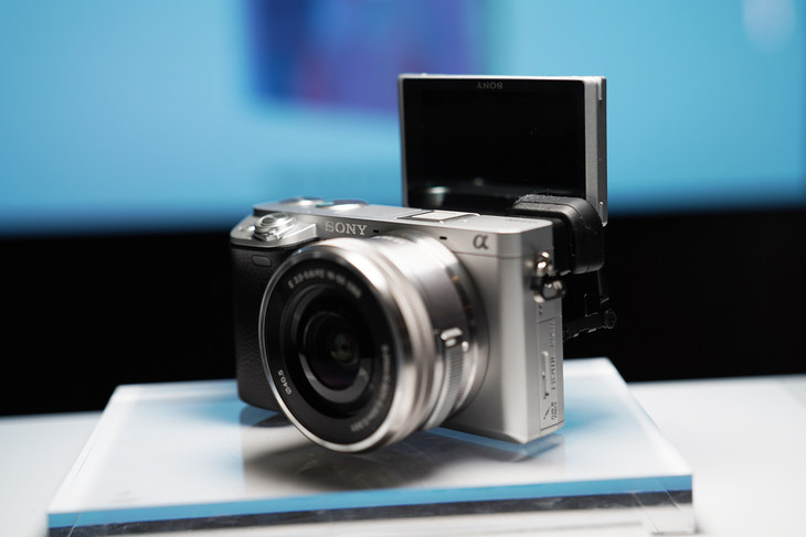 其他方面,索尼a6400采用约2420万像素 aps-c画幅exmorcmos影像传感器