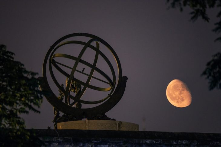 (北京古观象台上升起的下弦月)2018年8月2日,上图古观象台的下弦月