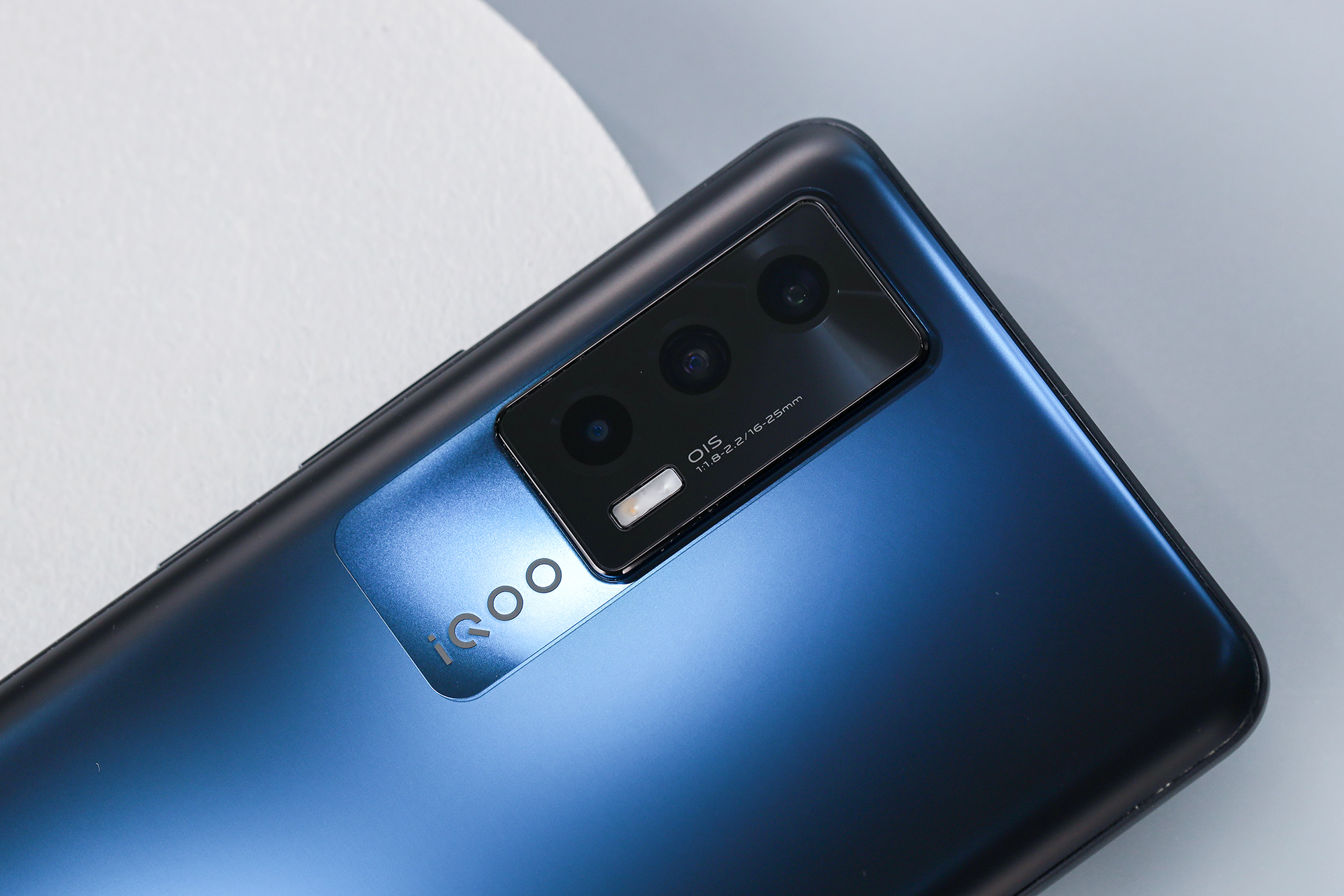 强悍性能与电竞级游戏体验iqooneo5手机图赏