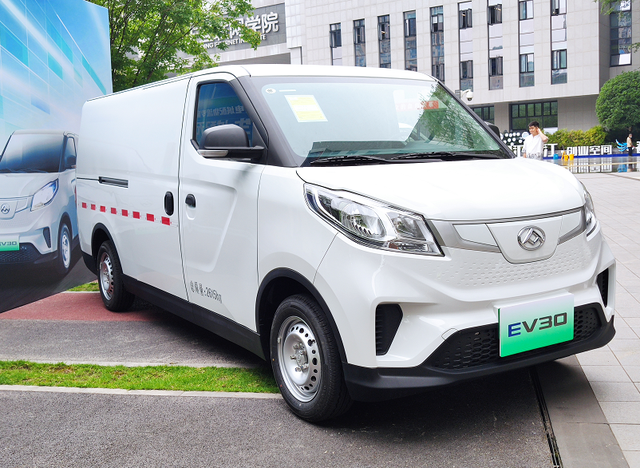 上汽大通maxusev30远销全球新能源客车助力城市绿色物流链发展