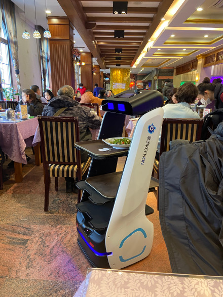 春节多地餐饮市场迎来消费旺季大量餐企招聘机器人服务员